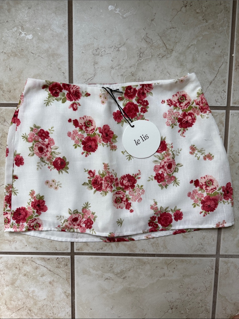 Le Lis White Mini Skort with Pink Rose Print NWT Size XS - Picture 5 of 7